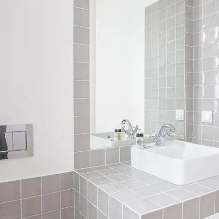 Apartman Plum Guide - The Golden Son *